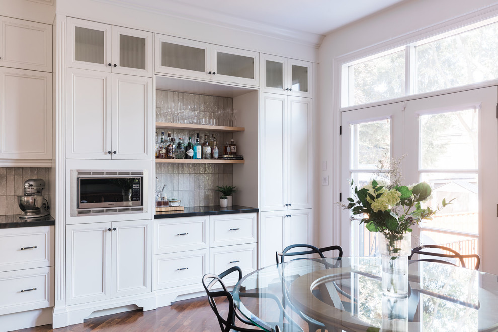Kitchen - transitional kitchen idea in Toronto