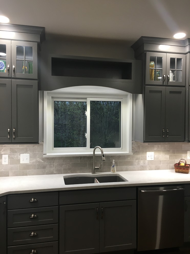 Example of a transitional kitchen design in Cincinnati