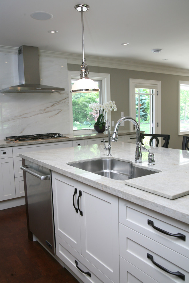 Example of a large transitional l-shaped dark wood floor and brown floor eat-in kitchen design in Toronto with an undermount sink, shaker cabinets, white cabinets, stainless steel appliances and an island