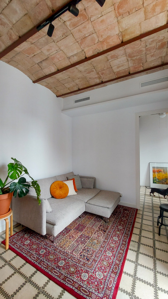 Imagen de salón bohemio pequeño con paredes blancas, suelo de cemento, suelo multicolor, vigas vistas y alfombra
