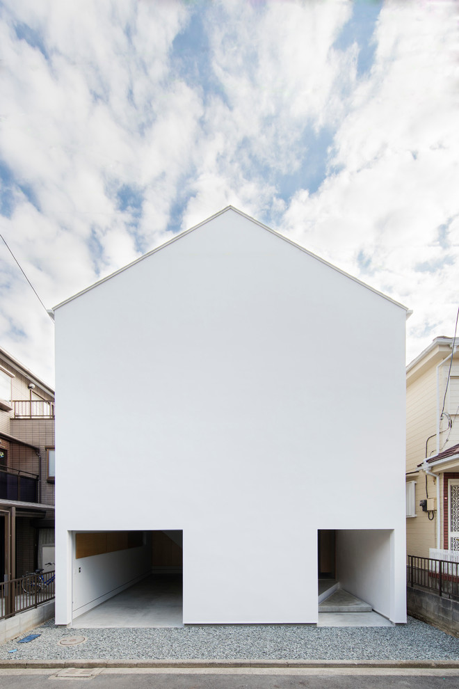 Design ideas for a contemporary white house exterior in Yokohama with a gable roof.
