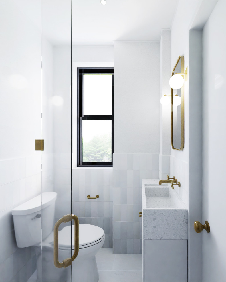 Идея дизайна: маленькая главная ванная комната в современном стиле с плоскими фасадами, белыми фасадами, угловым душем, раздельным унитазом, белой плиткой, керамогранитной плиткой, белыми стенами, полом из керамогранита, настольной раковиной, столешницей терраццо, белым полом, душем с распашными дверями, разноцветной столешницей, тумбой под одну раковину и встроенной тумбой для на участке и в саду