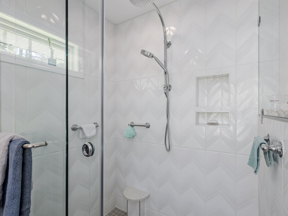 Bild på ett mellanstort vintage en-suite badrum, med luckor med infälld panel, en hörndusch, ett undermonterad handfat, bänkskiva i kvarts och dusch med gångjärnsdörr