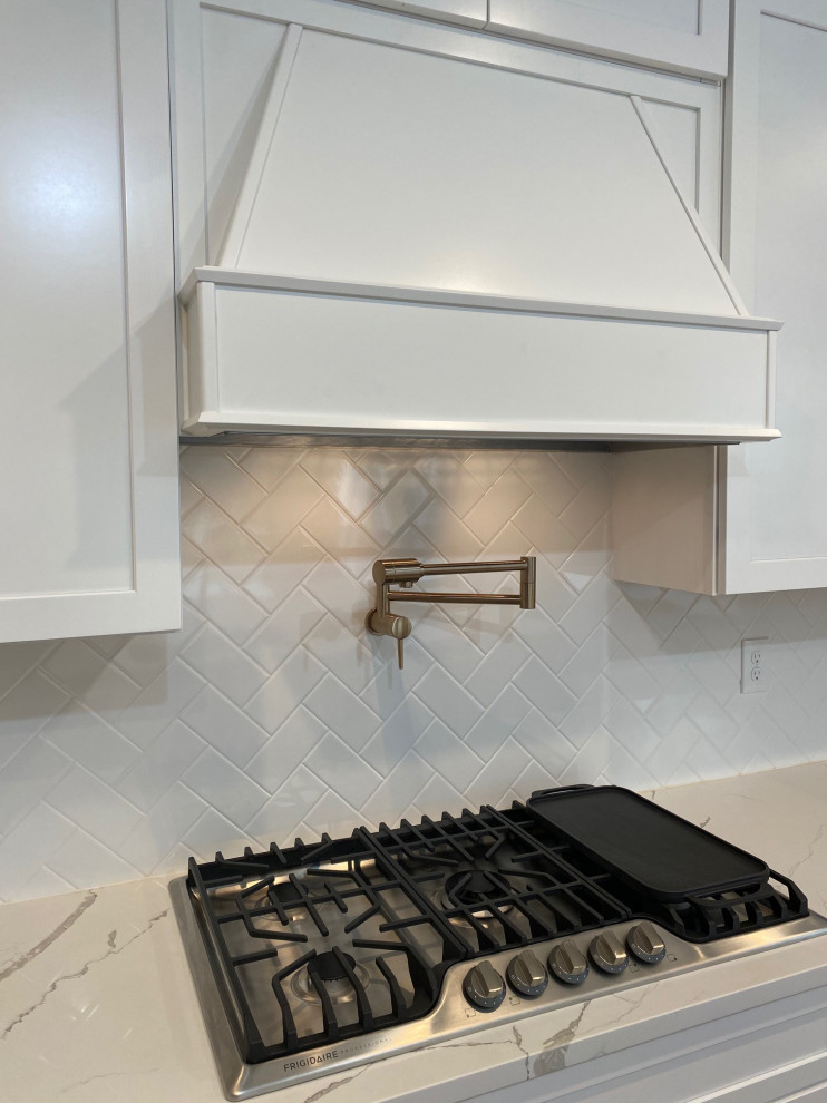 Kitchen - transitional kitchen idea in Columbus