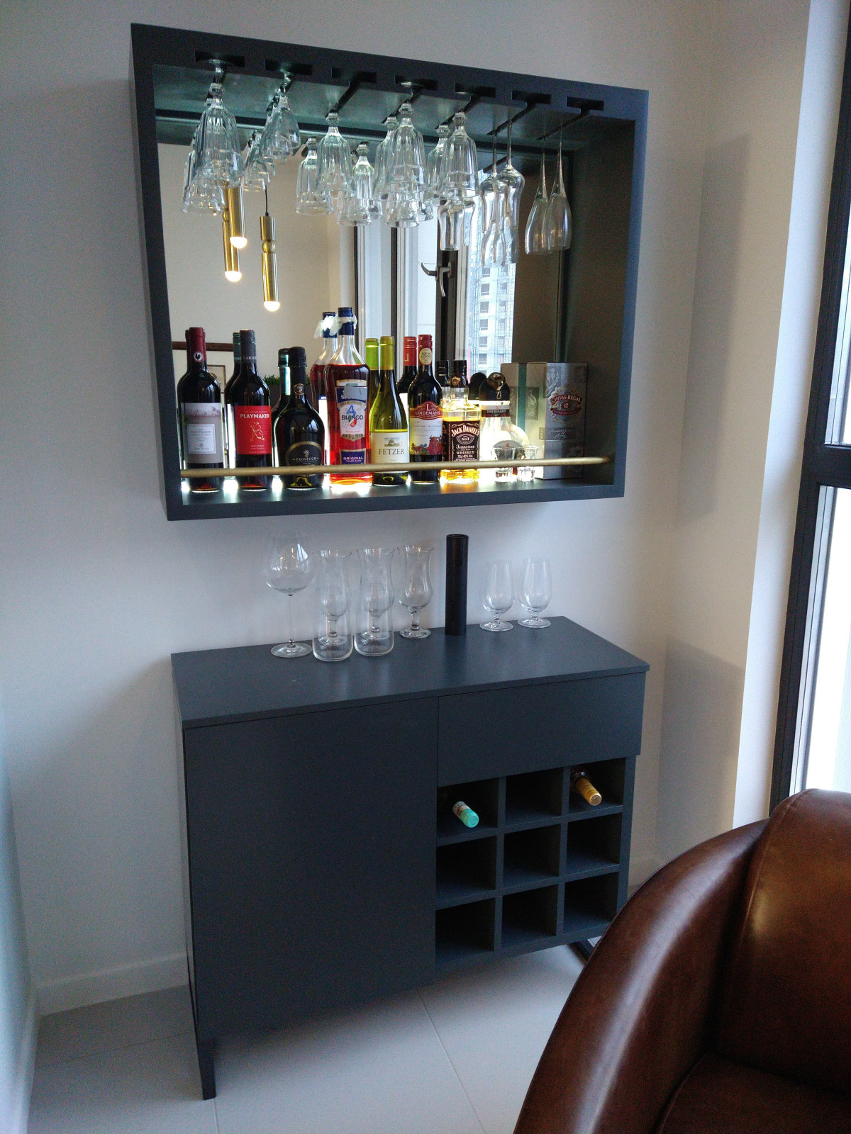 Реализованный проект домашнего бара в интерьере