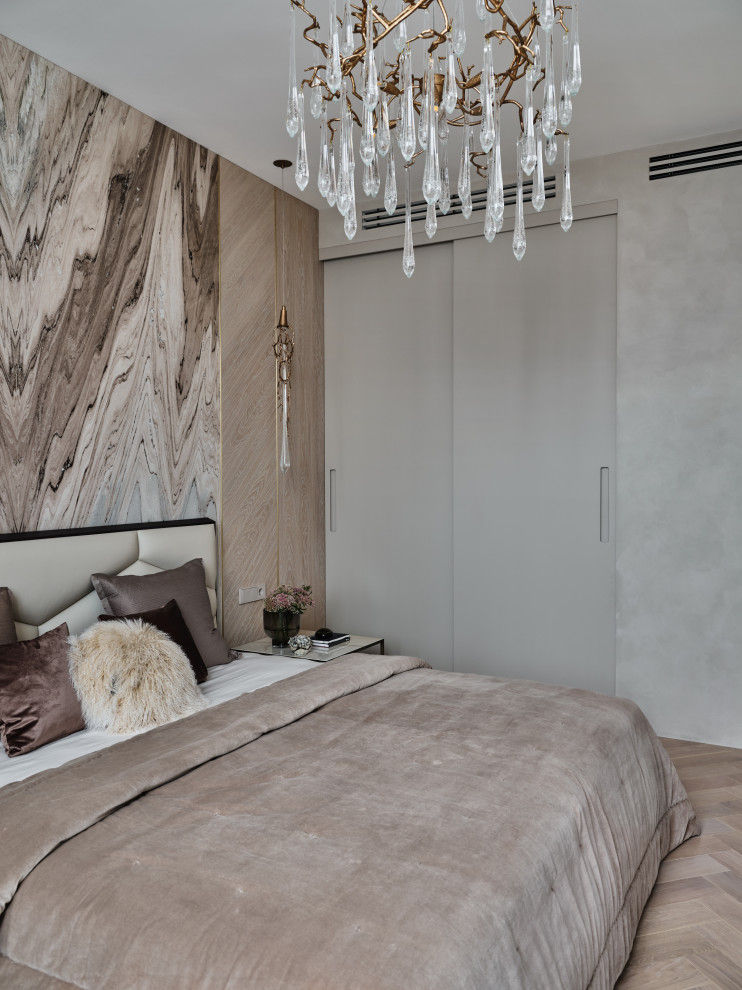 モスクワにある小さなコンテンポラリースタイルのおしゃれな主寝室 (ベージュの壁、無垢フローリング、ベージュの床、羽目板の壁、照明)