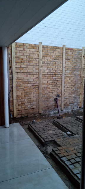 Secluded shady courtyard - Epsom trendy-terrasse