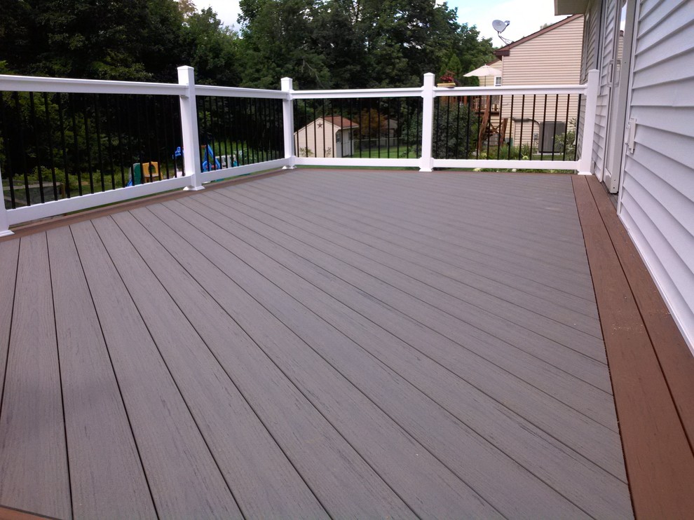Photo of a traditional deck in Philadelphia.
