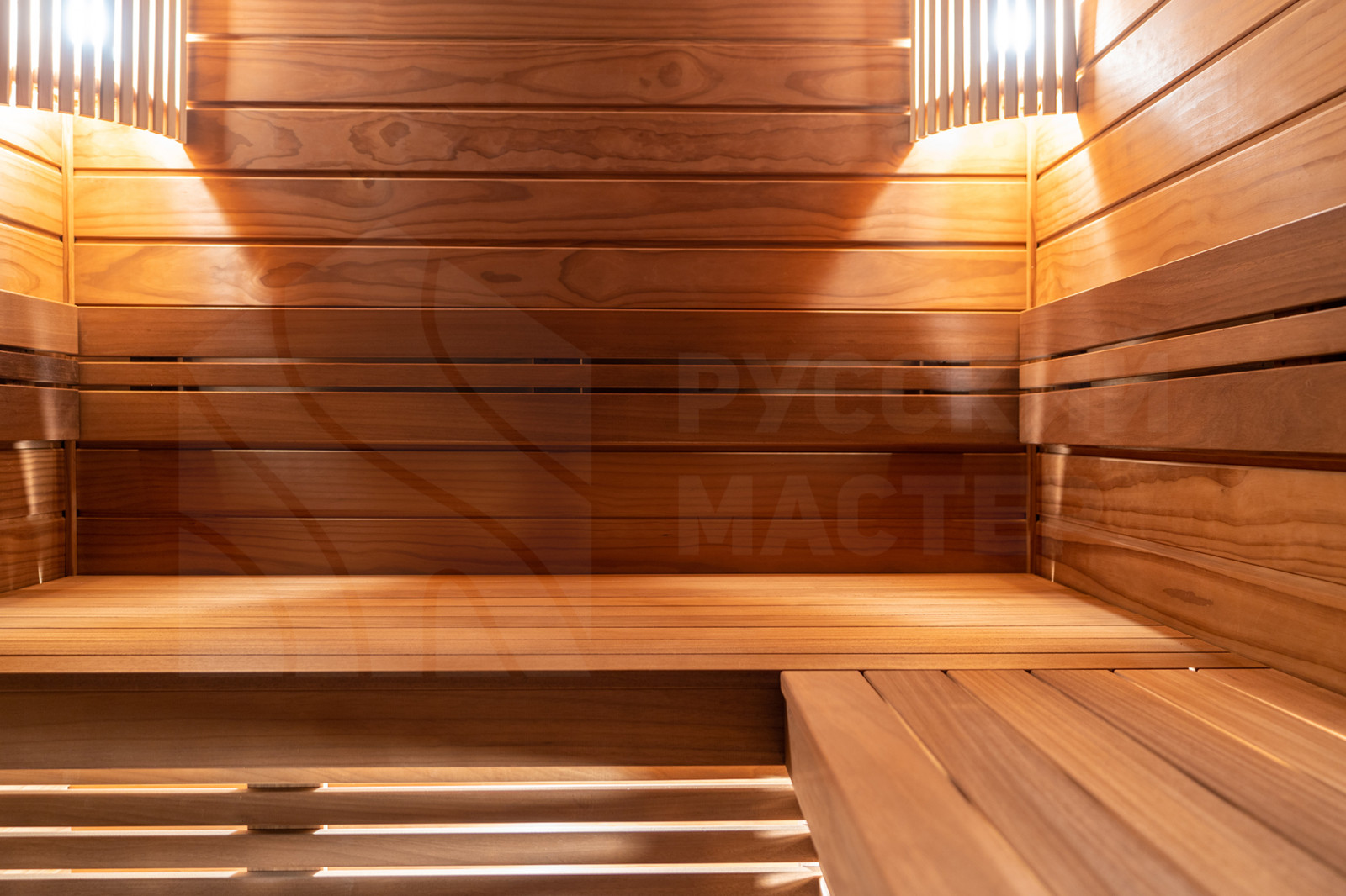 Современная баня в стиле барнхаус с отделкой из амбарной доски и доски Шале