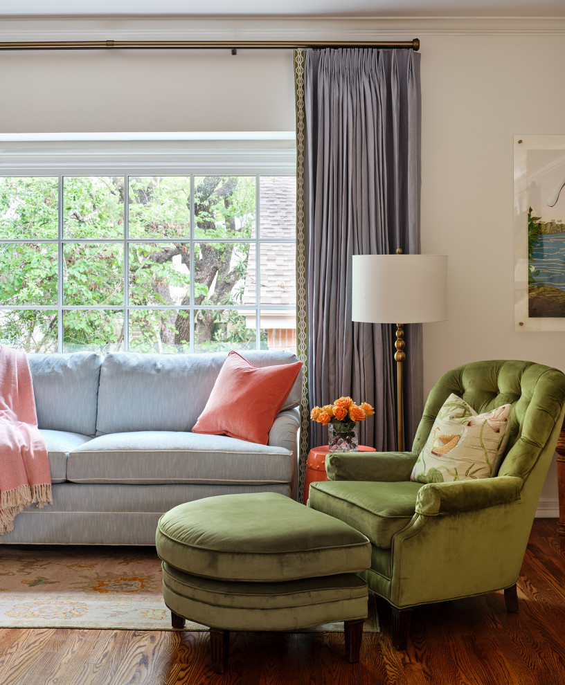 Пример оригинального дизайна: гостиная комната в классическом стиле с серыми стенами, паркетным полом среднего тона и зоной отдыха