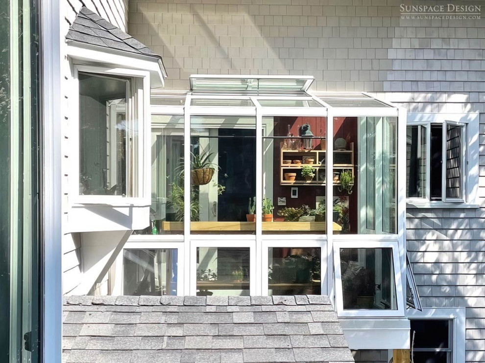 Пример оригинального дизайна: маленькая терраса в современном стиле с полом из сланца, серым полом и стеклянным потолком для на участке и в саду