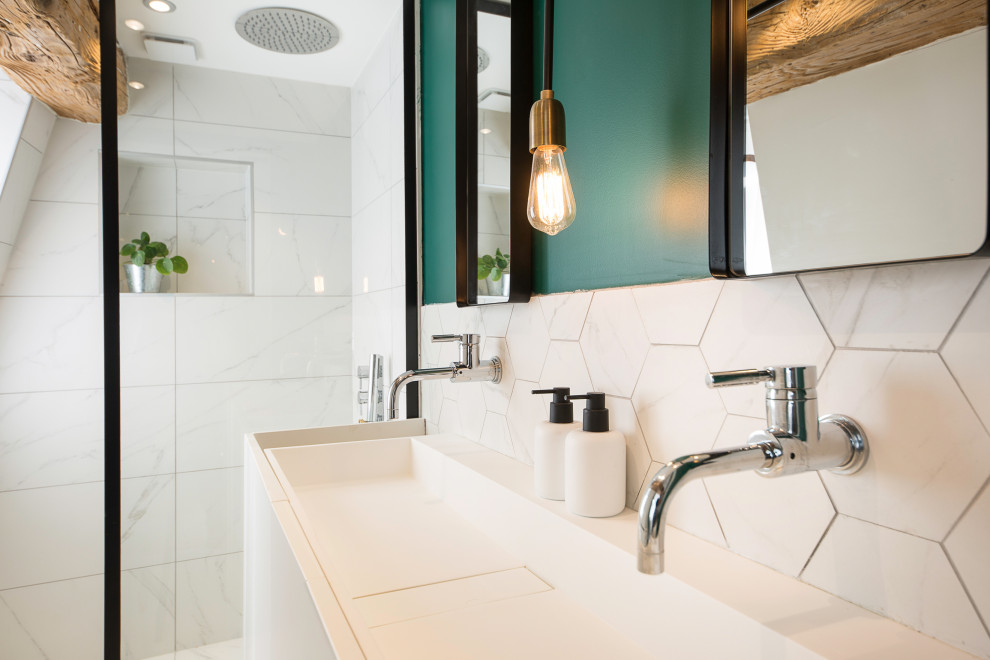 Inspiration for a contemporary bathroom remodel in Lyon