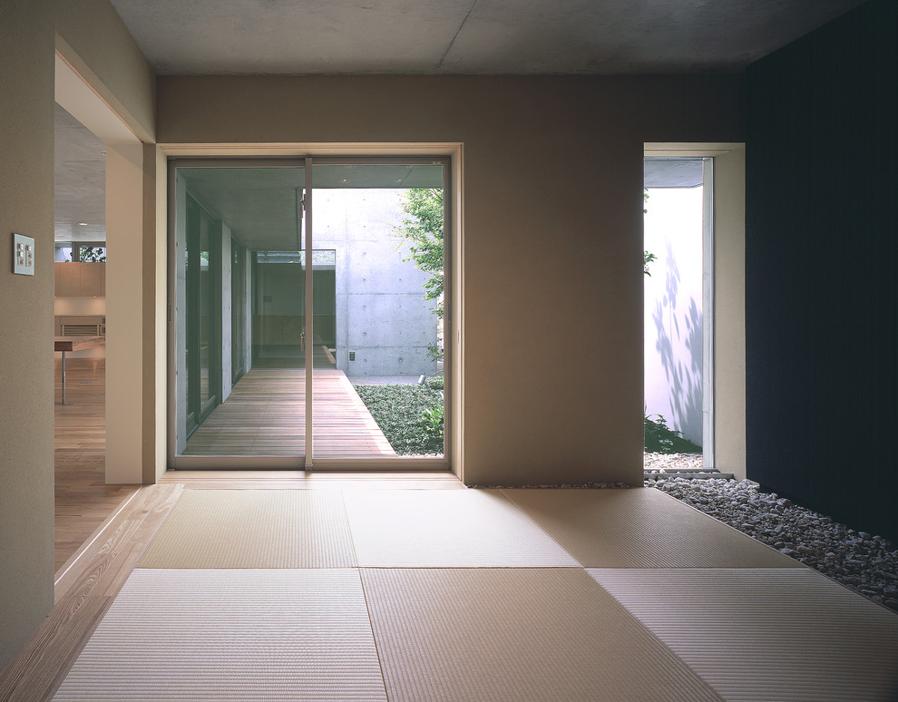 他の地域にある中くらいな和風のおしゃれな独立型ファミリールーム (ベージュの壁、畳、暖炉なし) の写真