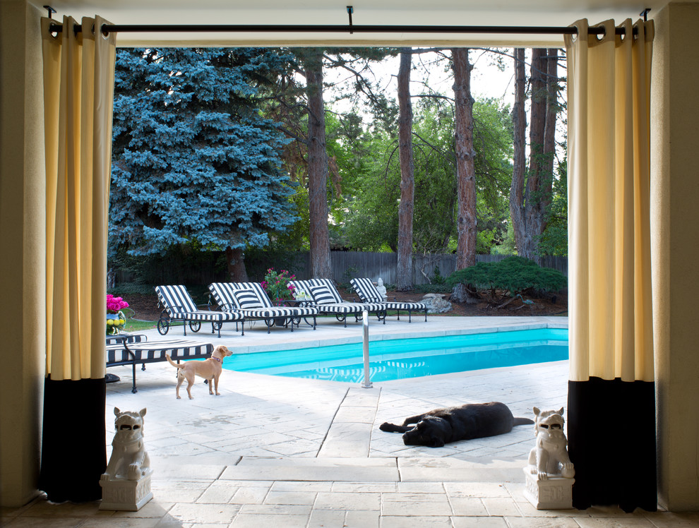 На фото: прямоугольный ландшафтный бассейн на заднем дворе в стиле фьюжн с покрытием из каменной брусчатки с