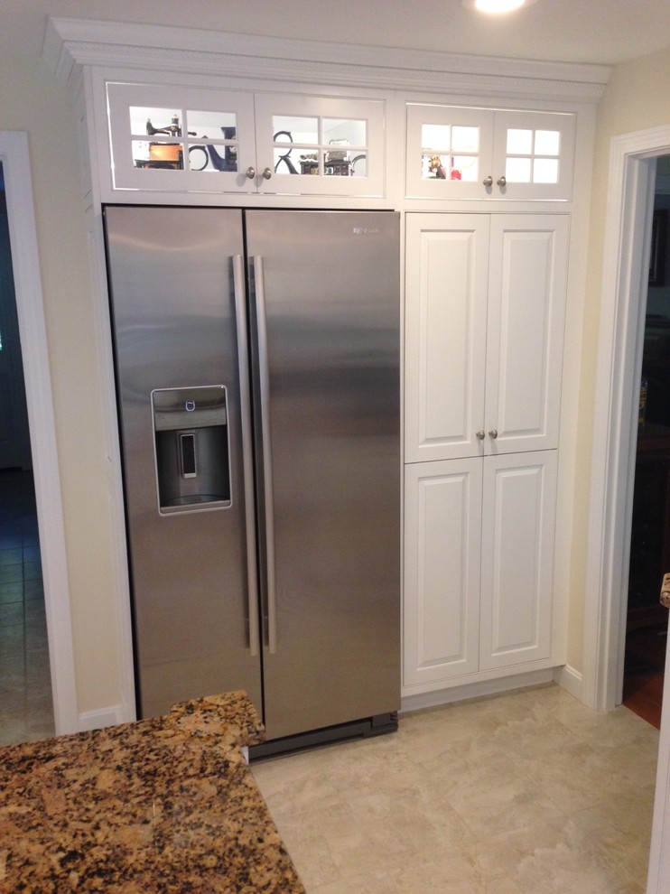 Kitchen - traditional kitchen idea in Boston