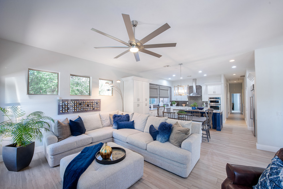 Example of a transitional home design design in Phoenix