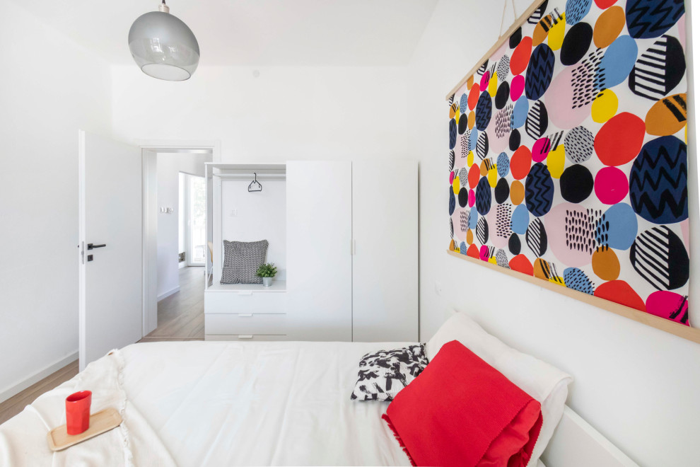 Kleines Eklektisches Gästezimmer ohne Kamin mit weißer Wandfarbe und Laminat