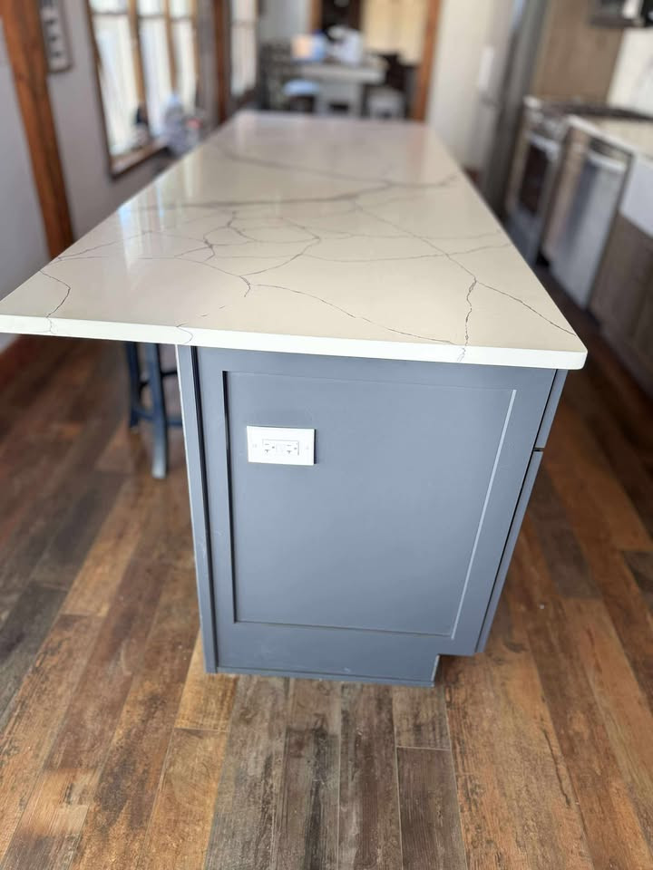 Kitchen - rustic kitchen idea in Chicago
