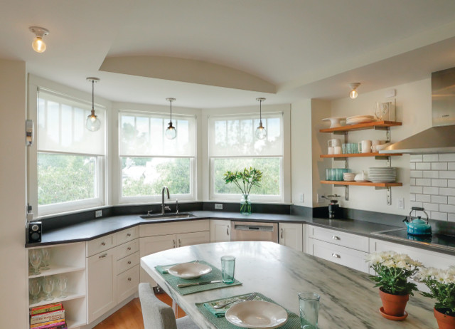 Large contemporary u-shaped kitchen in Burlington with with island.