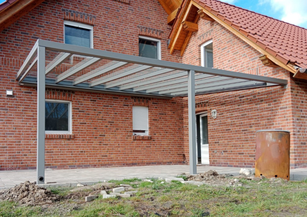 Großer Moderner Garten hinter dem Haus in Sonstige