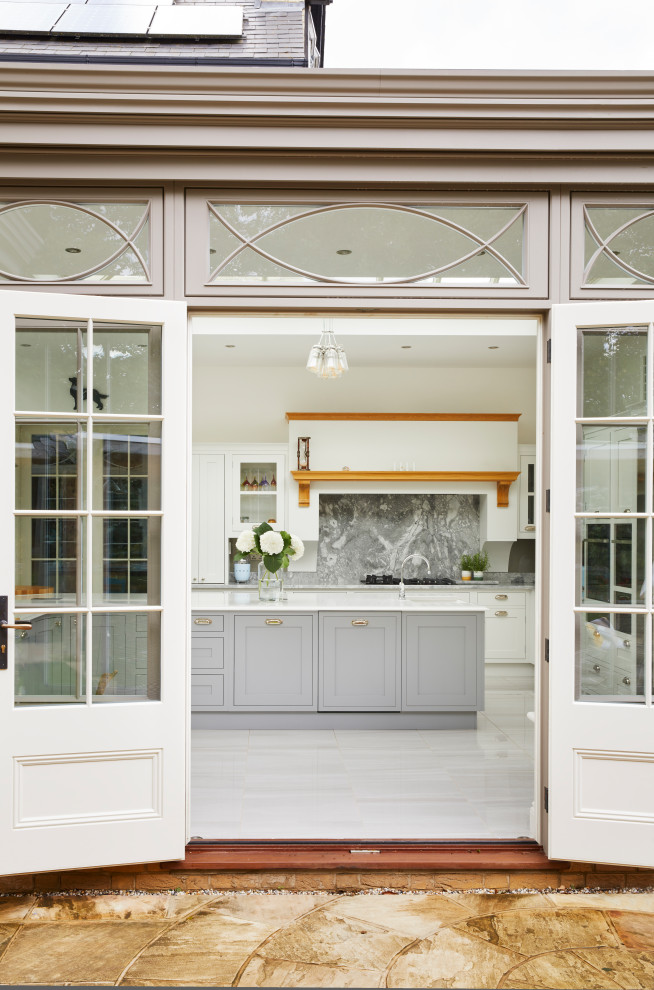 Inspiration för ett stort vintage grå grått kök, med en undermonterad diskho, luckor med infälld panel, vita skåp, marmorbänkskiva, grått stänkskydd, stänkskydd i marmor, rostfria vitvaror, marmorgolv, en halv köksö och vitt golv