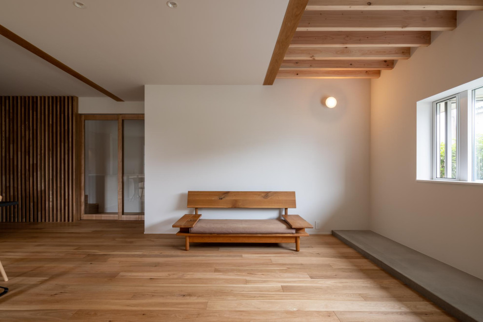 Свежая идея для дизайна: открытая гостиная комната среднего размера в скандинавском стиле с белыми стенами, светлым паркетным полом и балками на потолке - отличное фото интерьера