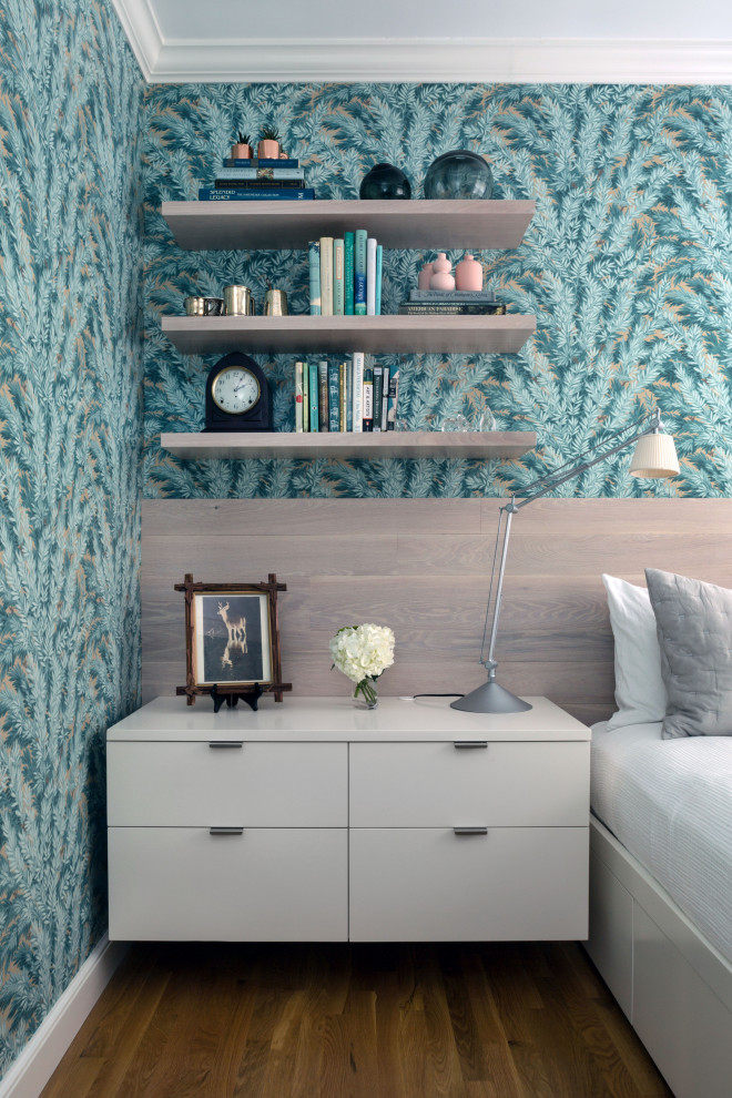 Kleines Modernes Gästezimmer ohne Kamin mit grüner Wandfarbe, braunem Holzboden, braunem Boden, Kassettendecke und Tapetenwänden in New York