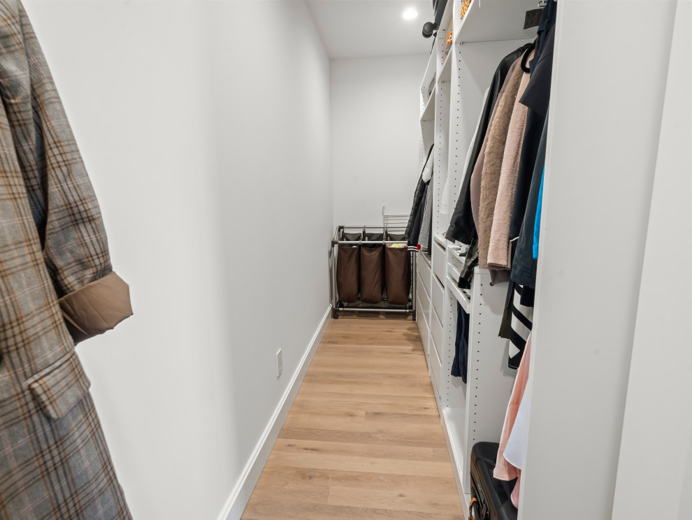 Foto de armario unisex y abovedado nórdico de tamaño medio con armarios abiertos, puertas de armario blancas, suelo vinílico y suelo beige