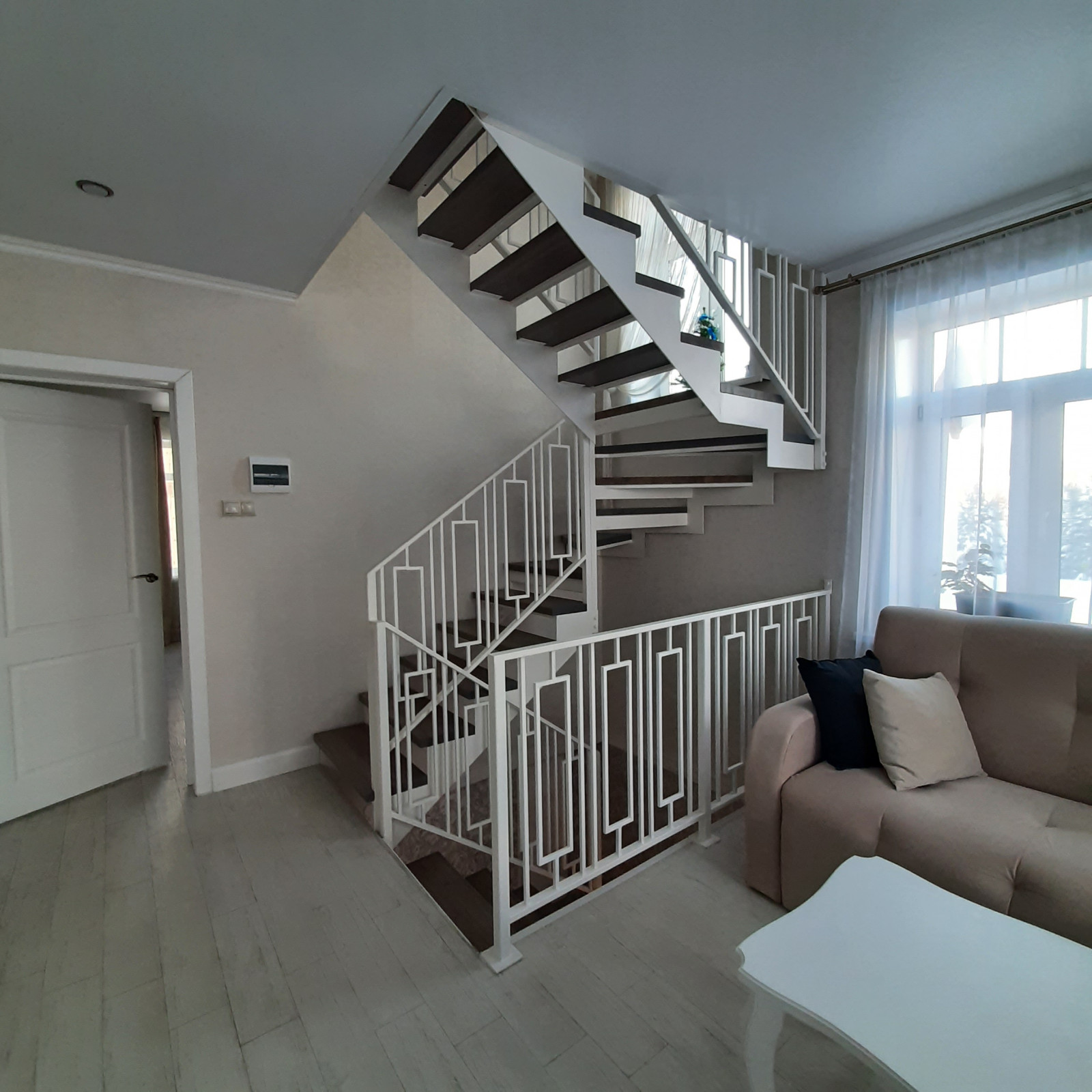 Лестница на второй этаж в частном доме. Каркас лестницы на двух косоурах.