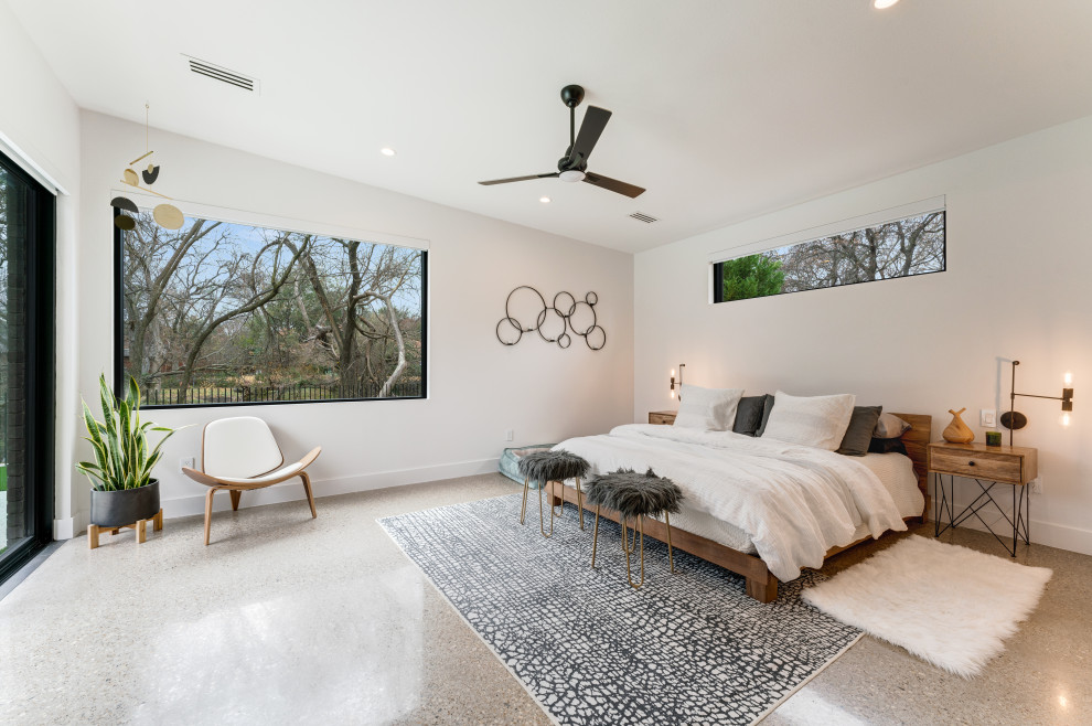 Свежая идея для дизайна: хозяйская спальня в современном стиле с белыми стенами, бетонным полом и серым полом - отличное фото интерьера
