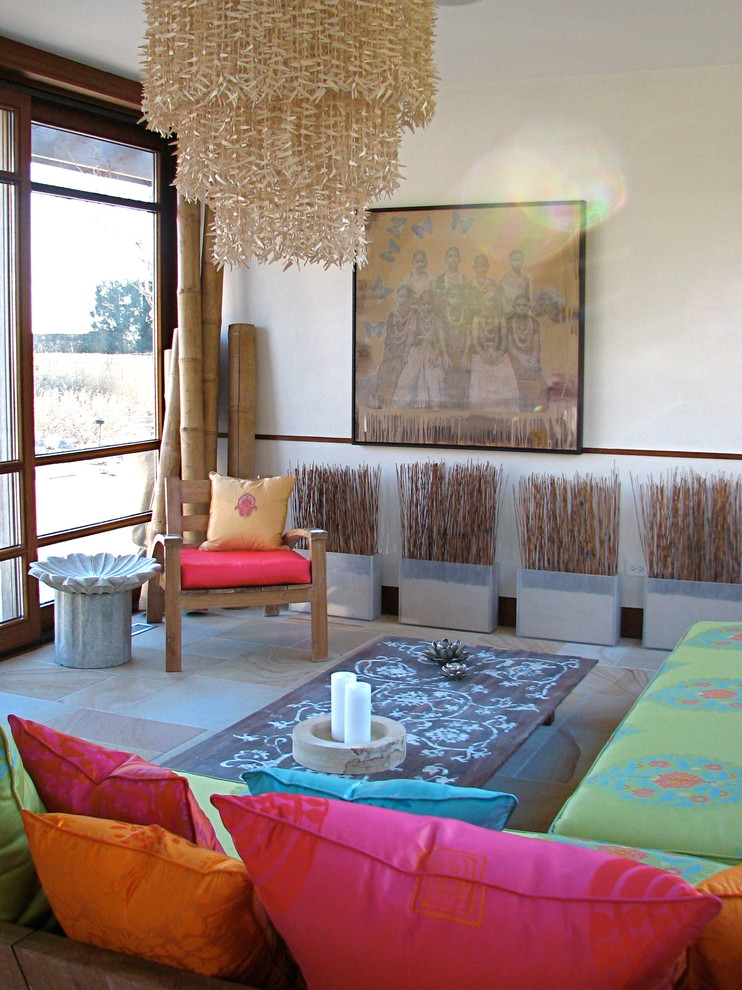 Kleiner Asiatischer Pool neben dem Haus in rechteckiger Form mit Natursteinplatten in New York