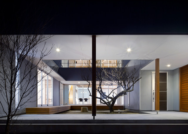 公園前の家 modern-patio