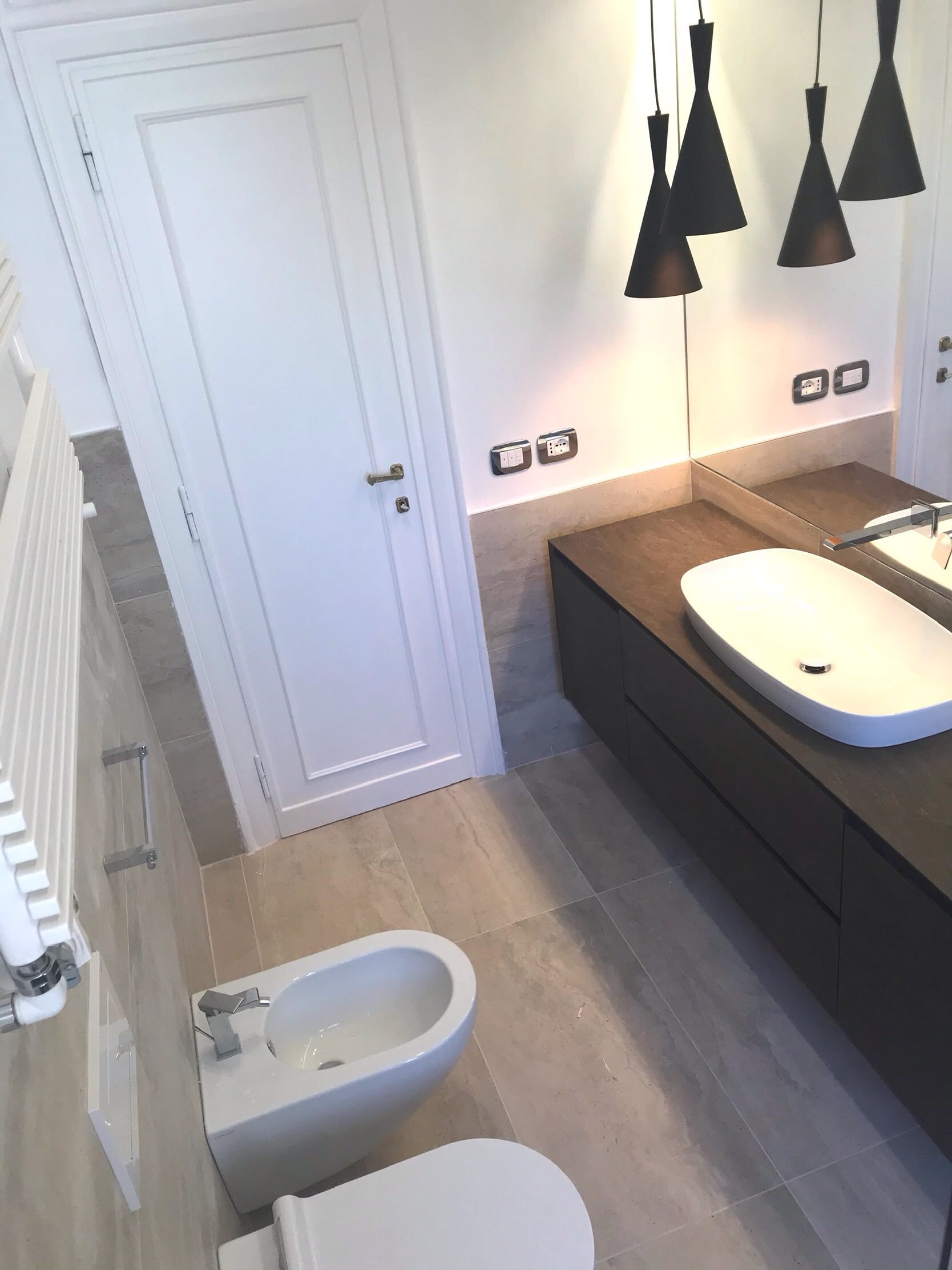 Un nuovo bagno rivestito in travertino
