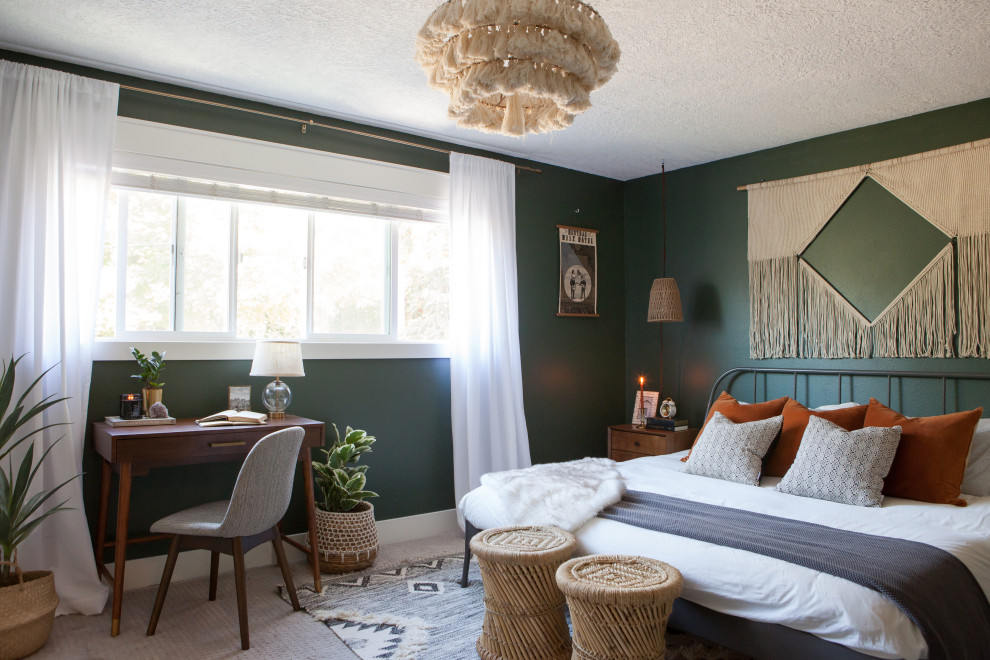 Diseño de dormitorio principal bohemio con paredes verdes