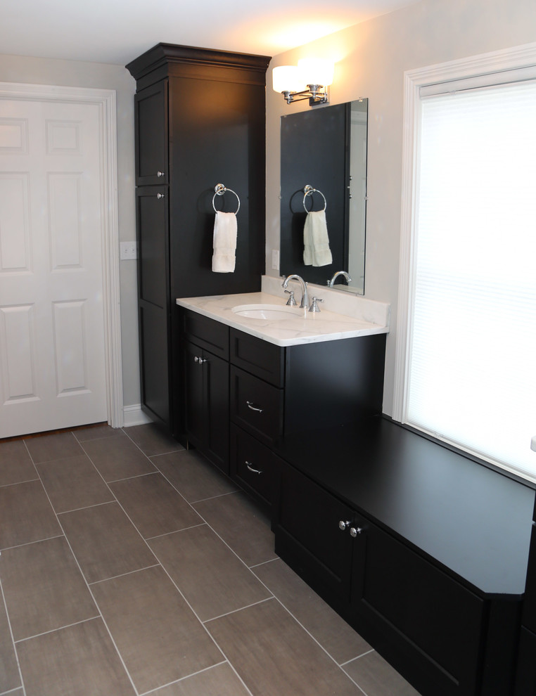 Example of a transitional home design design in Cleveland