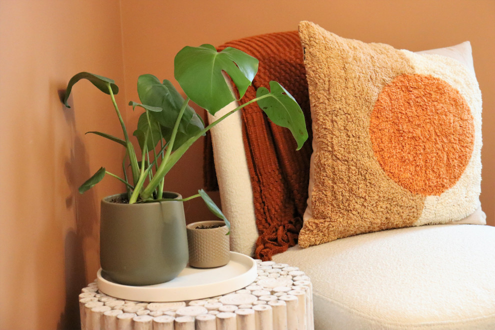Kleines Landhaus Arbeitszimmer ohne Kamin mit oranger Wandfarbe, Laminat, freistehendem Schreibtisch, grauem Boden und Tapetenwänden in Sonstige