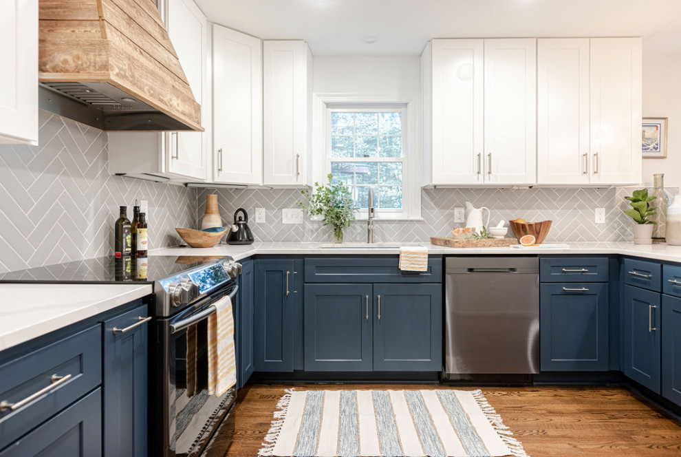 Inspiration for a small contemporary l-shaped eat-in kitchen in DC Metro with a single-bowl sink, shaker cabinets, white cabinets, quartz benchtops, grey splashback, subway tile splashback, stainless steel appliances, medium hardwood floors, a peninsula, brown floor and white benchtop.