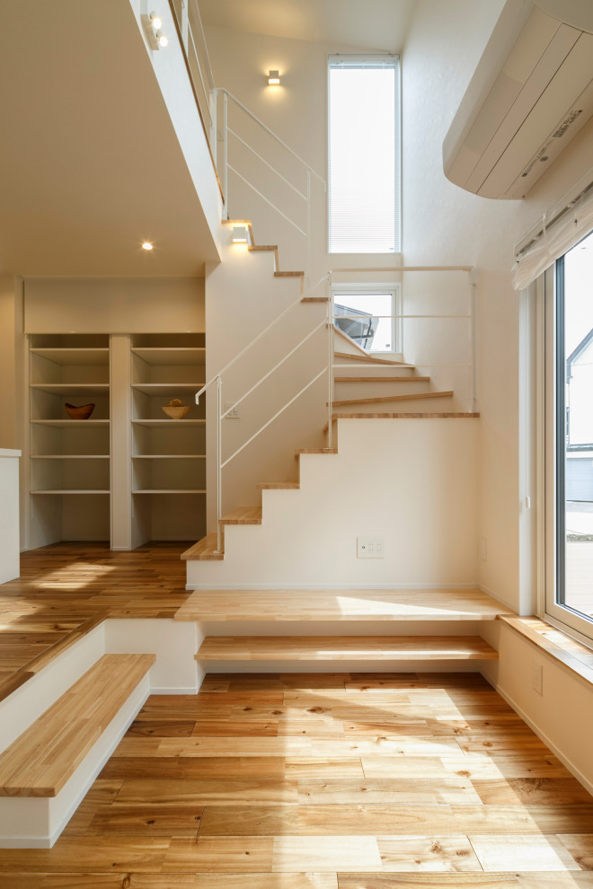 Inspiration pour un escalier design en U de taille moyenne avec des marches en bois, un garde-corps en métal, du papier peint et palier.