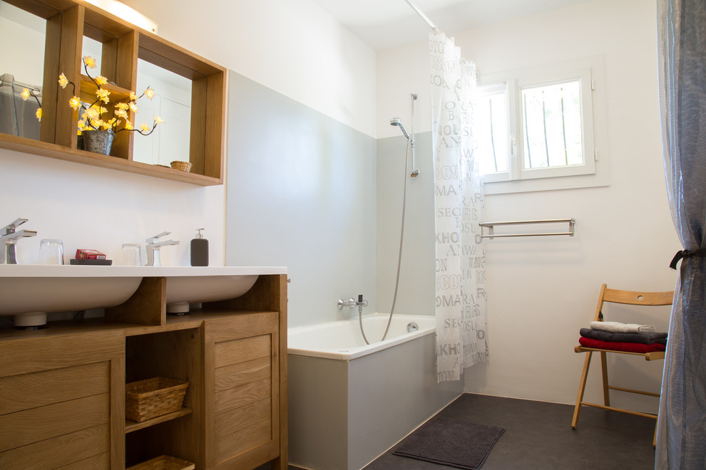 Aménagement d'une salle de bain contemporaine.