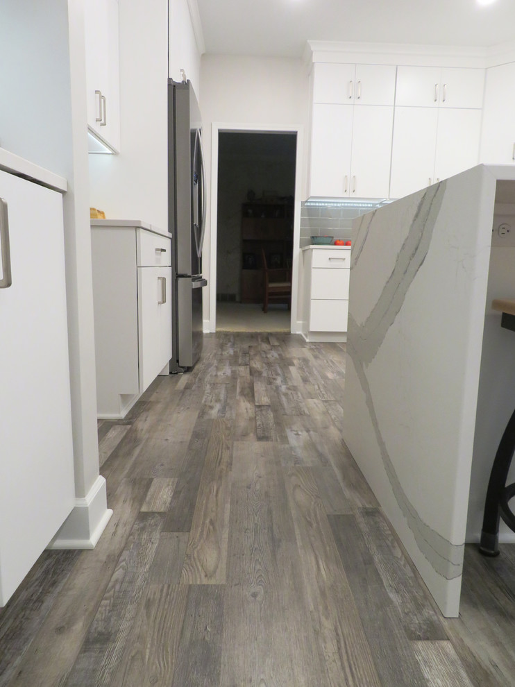 Example of a transitional home design design in Grand Rapids