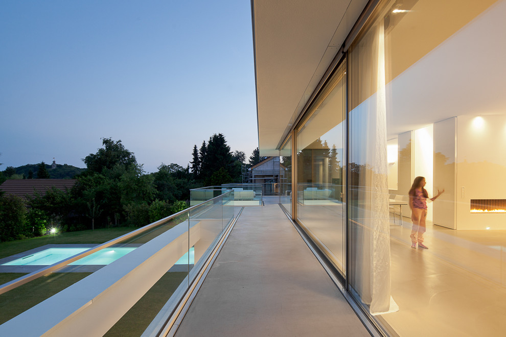 Design ideas for a contemporary deck in Munich.
