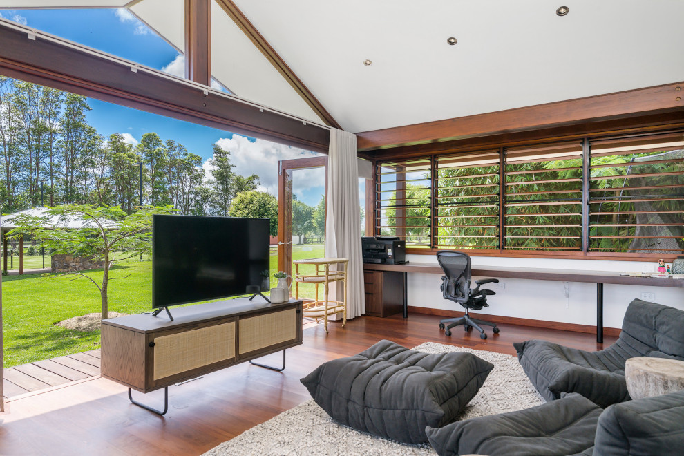 Design ideas for a tropical living room in Gold Coast - Tweed.