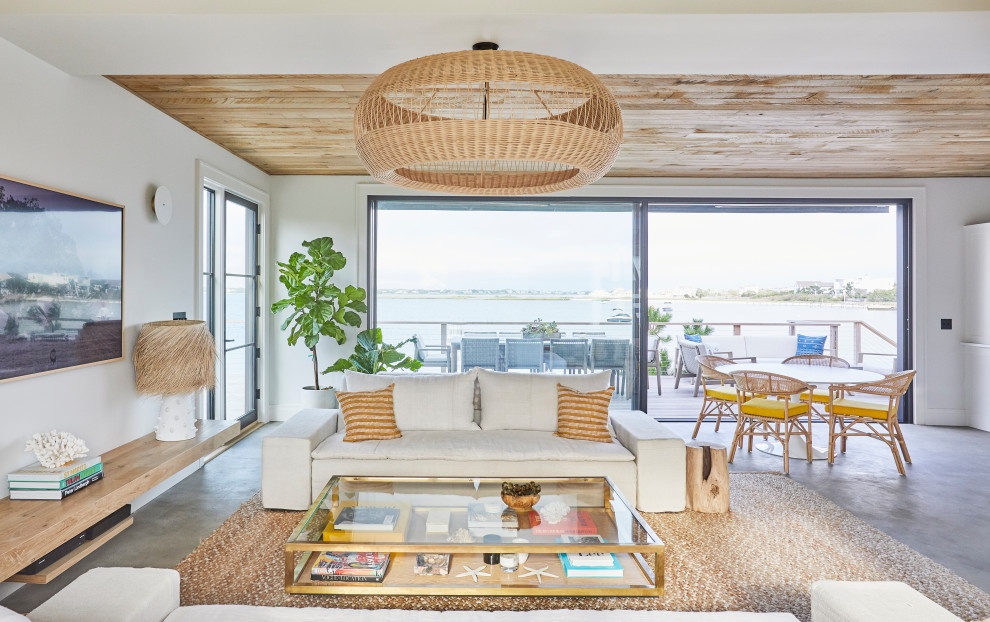 На фото: гостиная комната в морском стиле с деревянным потолком