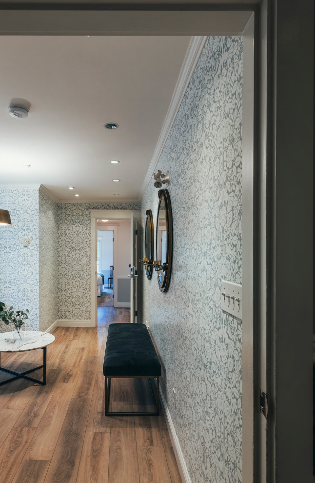 Стильный дизайн: огромная изолированная гостиная комната в стиле фьюжн с полом из винила, коричневым полом и обоями на стенах - последний тренд