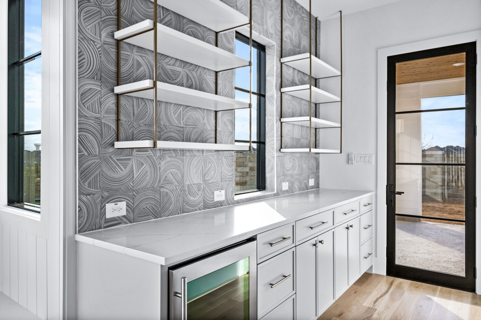 Kitchen - transitional kitchen idea in Dallas