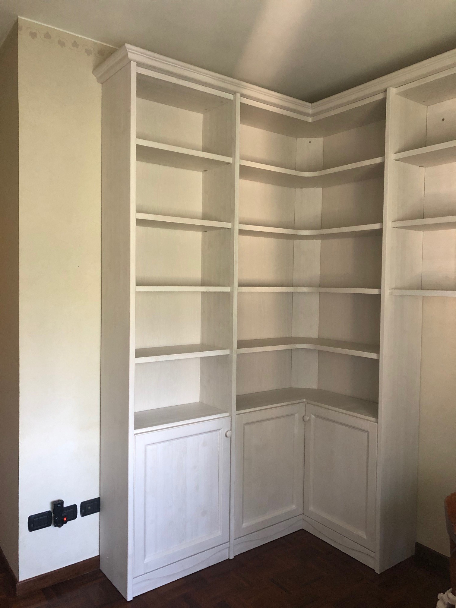 Una bellissima libreria in legno massello