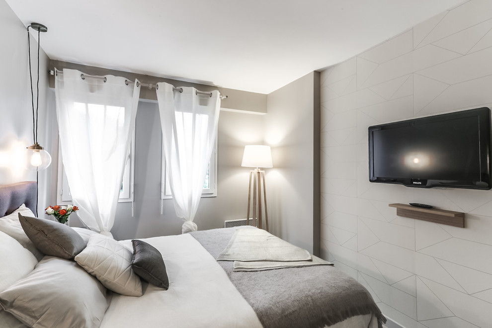 Kleines Modernes Hauptschlafzimmer ohne Kamin mit beiger Wandfarbe und hellem Holzboden in Paris