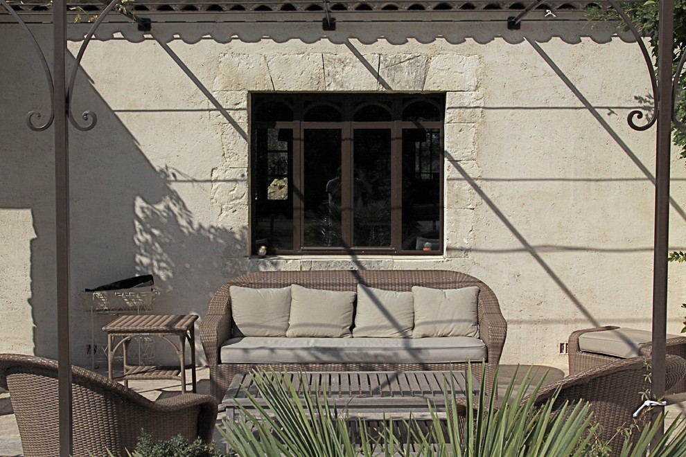 This is an example of a mediterranean patio in Marseille.
