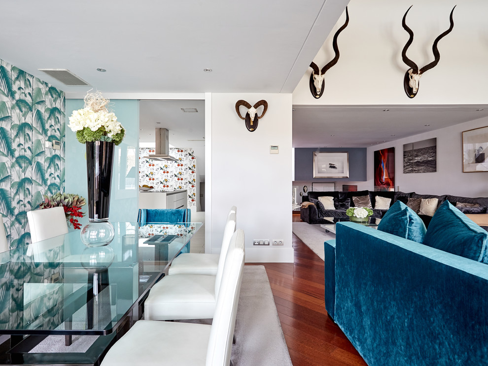 Diseño de salón moderno de tamaño medio con paredes multicolor, suelo de madera oscura, todas las chimeneas y suelo marrón