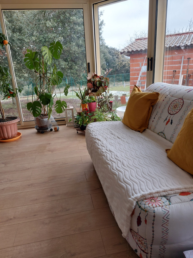 Immagine di una veranda di medie dimensioni con pavimento in laminato, soffitto classico e pavimento beige